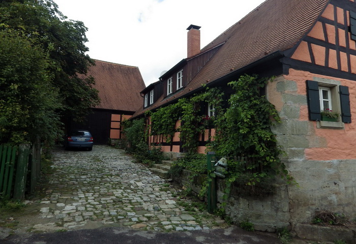 1581-Garage-01.JPG